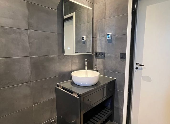 Ruime tuin bij Vakantiehuis in Lewedorp, ideaal voor buitenactiviteiten in Zuid-Beveland, Zeeland.