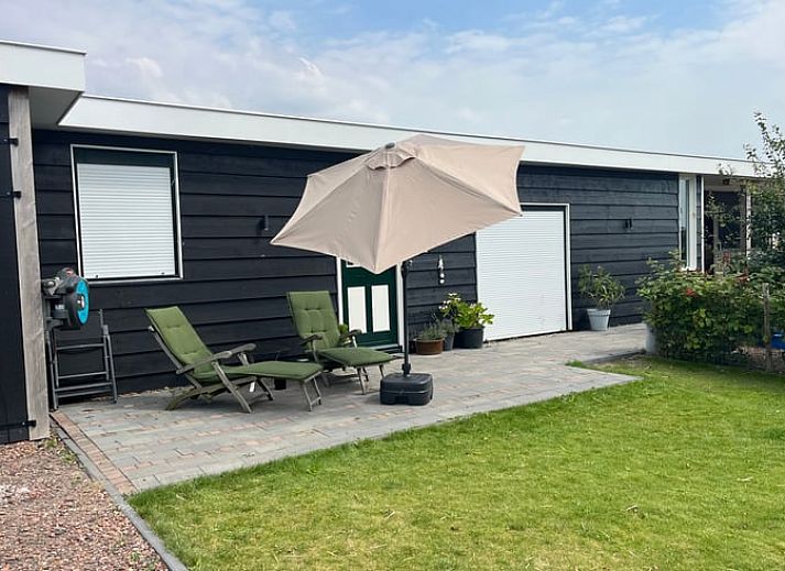 Moderne keuken in Vakantiehuis in Lewedorp, uitgerust voor comfortabel koken in Zuid-Beveland, Zeeland.