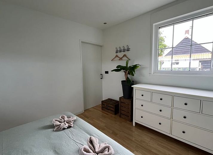 Keukenraam met uitzicht op velden bij Vakantiehuis in Lewedorp, geniet van de natuur in Zuid-Beveland, Zeeland.