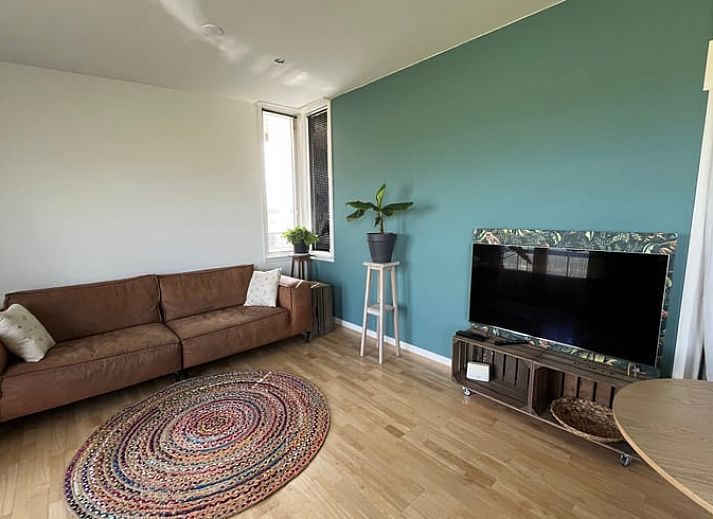 Keukenraam met uitzicht op velden bij Vakantiehuis in Lewedorp, geniet van de natuur in Zuid-Beveland, Zeeland.