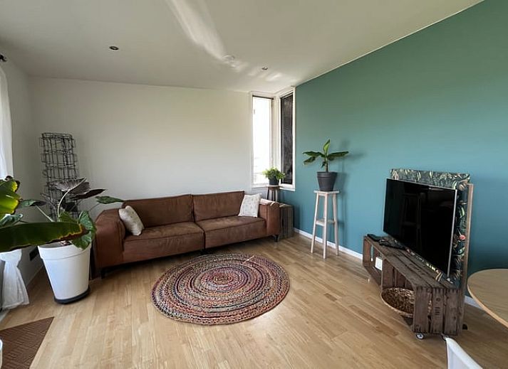 Keukenraam met uitzicht op velden bij Vakantiehuis in Lewedorp, geniet van de natuur in Zuid-Beveland, Zeeland.