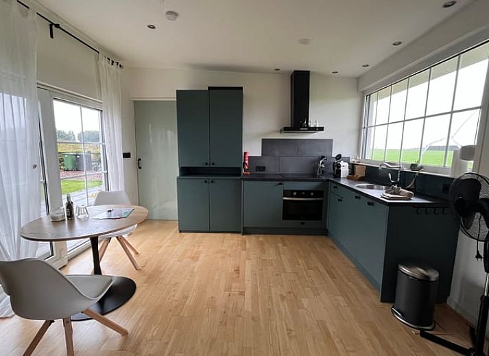 Keukenraam met uitzicht op velden bij Vakantiehuis in Lewedorp, geniet van de natuur in Zuid-Beveland, Zeeland.