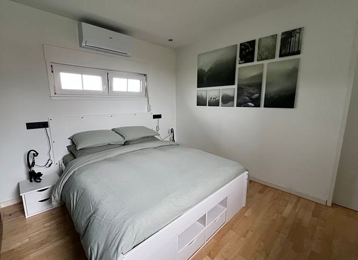 Keukenraam met uitzicht op velden bij Vakantiehuis in Lewedorp, geniet van de natuur in Zuid-Beveland, Zeeland.