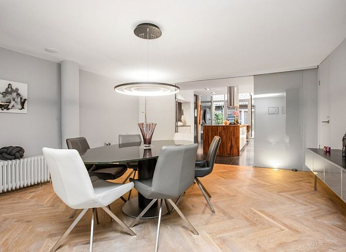 Elegant entrance to Het Vinkenest bungalow in Oud-Alblas, South Holland with modern glass details and stylish furnishings.