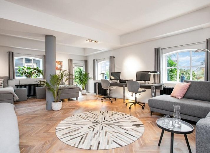 Elegant entrance to Het Vinkenest bungalow in Oud-Alblas, South Holland with modern glass details and stylish furnishings.