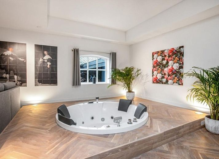 Elegant entrance to Het Vinkenest bungalow in Oud-Alblas, South Holland with modern glass details and stylish furnishings.