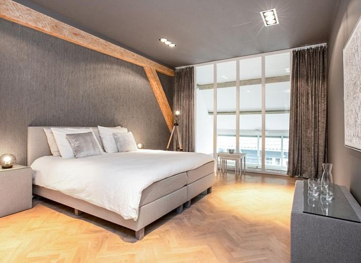 Spacious living room in Het Vinkenest vacation home, Oud-Alblas, with comfortable seating area and lots of natural light in Alblasserwaard.