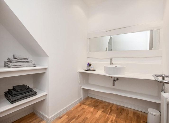 Spacious living room in Het Vinkenest vacation home, Oud-Alblas, with comfortable seating area and lots of natural light in Alblasserwaard.