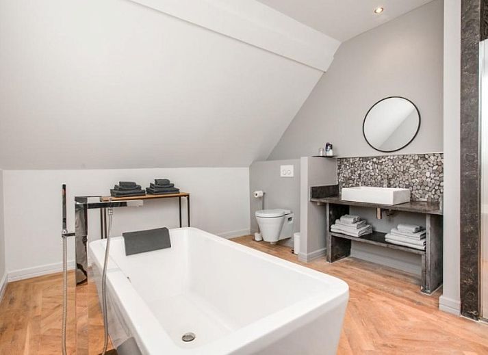 Cozy dining room in Het Vinkenest bungalow, Oud-Alblas, overlooking the garden, perfect for family gatherings in South Holland.