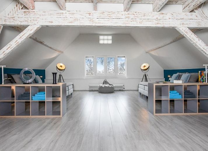 Cozy dining room in Het Vinkenest bungalow, Oud-Alblas, overlooking the garden, perfect for family gatherings in South Holland.