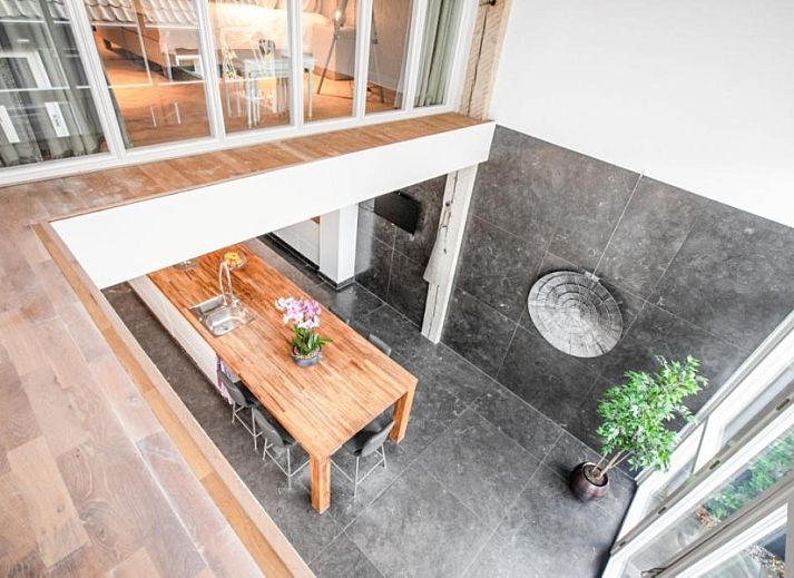 Cozy dining room in Het Vinkenest bungalow, Oud-Alblas, overlooking the garden, perfect for family gatherings in South Holland.