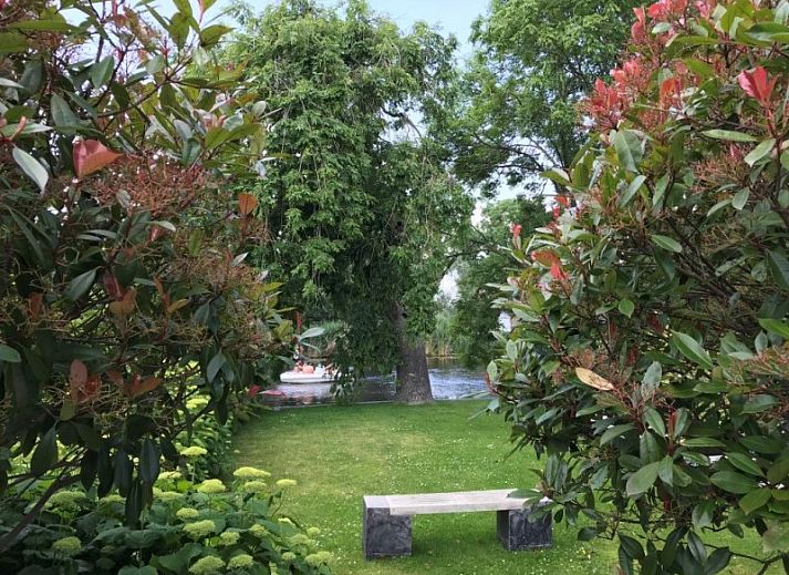 Cozy dining room in Het Vinkenest bungalow, Oud-Alblas, overlooking the garden, perfect for family gatherings in South Holland.