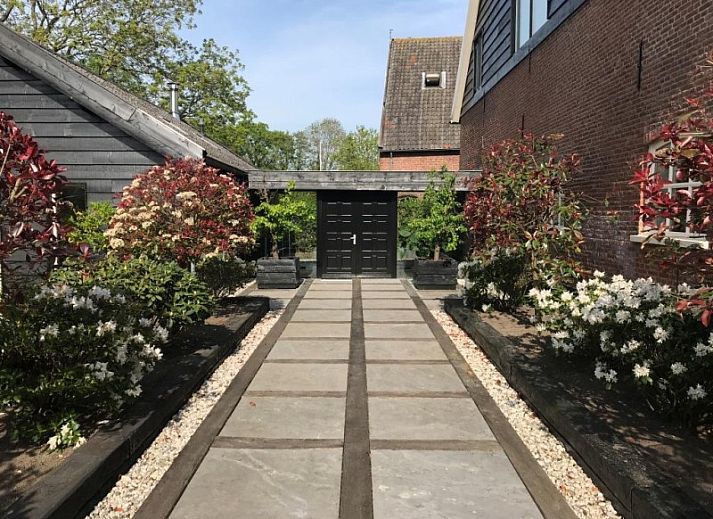 Stylish hallway in Het Vinkenest vacation home, Oud-Alblas, with wooden floor and modern decoration in Alblasserwaard, South Holland.
