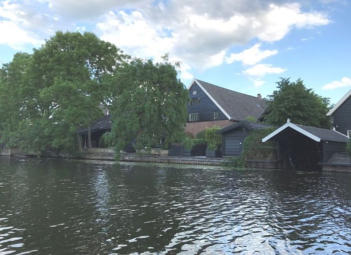 Stylish hallway in Het Vinkenest vacation home, Oud-Alblas, with wooden floor and modern decoration in Alblasserwaard, South Holland.