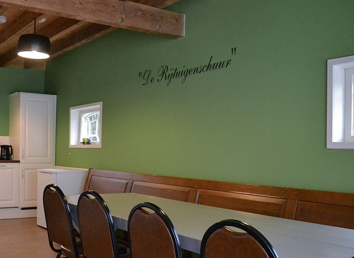 Interieur des Ferienhauses ZH487 in Goudriaan, Alblasserwaard, Suedholland mit Holzbalken und gruenen Waenden.