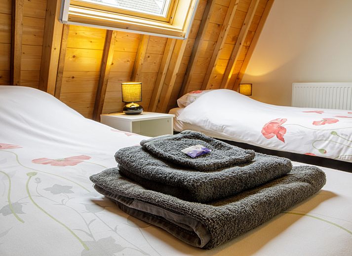 Interieur des Ferienhauses ZH487 in Goudriaan, Alblasserwaard, Suedholland mit Holzbalken und gruenen Waenden.