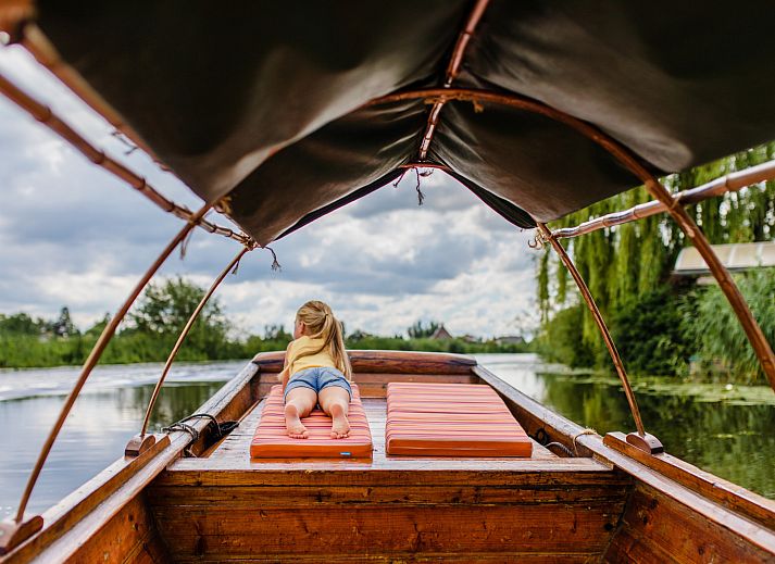 Gemuetliches Schlafzimmer im Ferienhaus ZH487, Goudriaan, Alblasserwaard, Suedholland, mit Holzdach und bequemen Betten.
