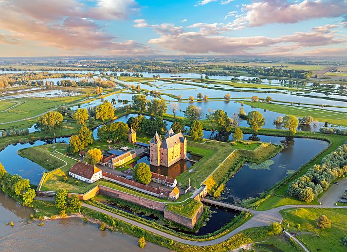 Gemuetliches Schlafzimmer im Ferienhaus ZH487, Goudriaan, Alblasserwaard, Suedholland, mit Holzdach und bequemen Betten.