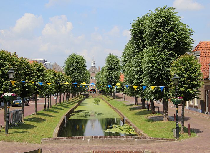 Entdecken Sie den farbenfrohen Blumengarten des Ferienhauses ZH487 in Goudriaan, Alblasserwaard, Suedholland, umgeben von ruhiger Natur.