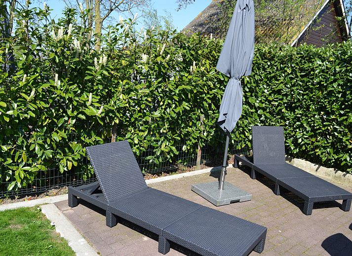 Entdecken Sie den farbenfrohen Blumengarten des Ferienhauses ZH487 in Goudriaan, Alblasserwaard, Suedholland, umgeben von ruhiger Natur.