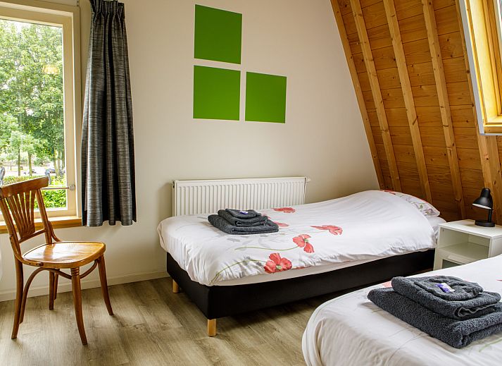 Entdecken Sie den farbenfrohen Blumengarten des Ferienhauses ZH487 in Goudriaan, Alblasserwaard, Suedholland, umgeben von ruhiger Natur.