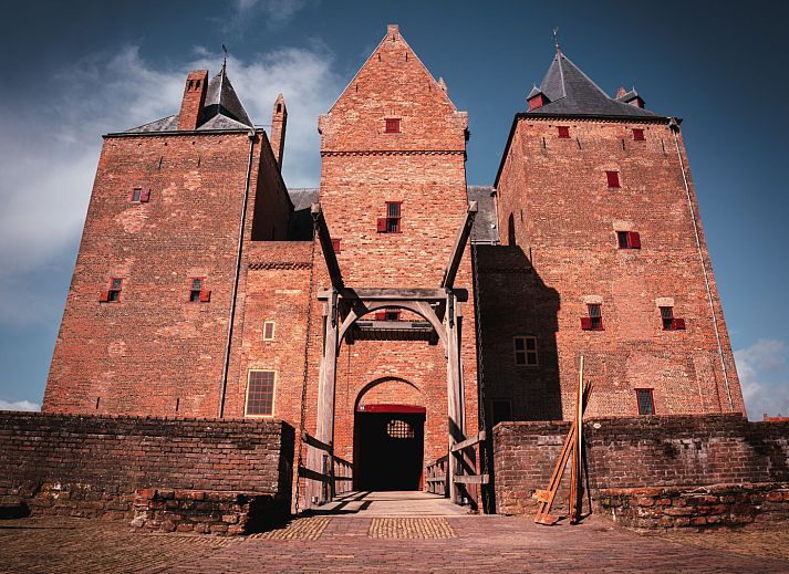 Entdecken Sie den farbenfrohen Blumengarten des Ferienhauses ZH487 in Goudriaan, Alblasserwaard, Suedholland, umgeben von ruhiger Natur.