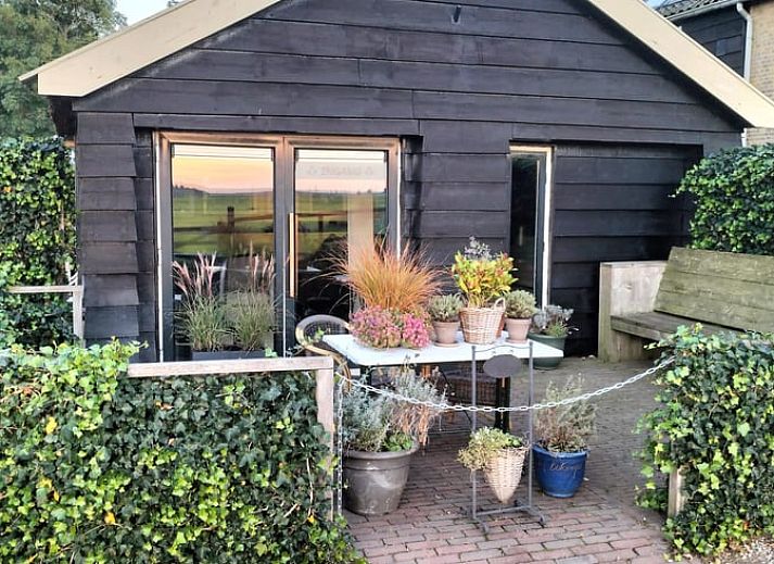 Veranda von Haus in Brandwijk in Alblasserwaard, Suedholland mit Gartenblick.