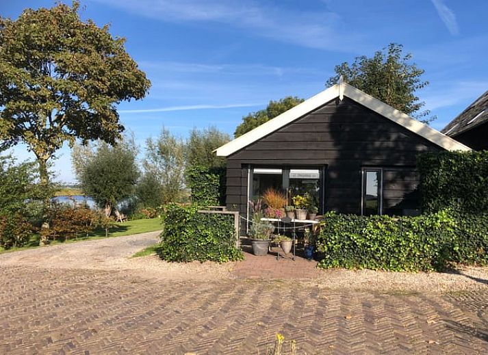 Gemuetlicher Innenbereich des Ferienhauses Cottage in Brandwijk, mit bequemem Sofa und stimmungsvoller Beleuchtung.