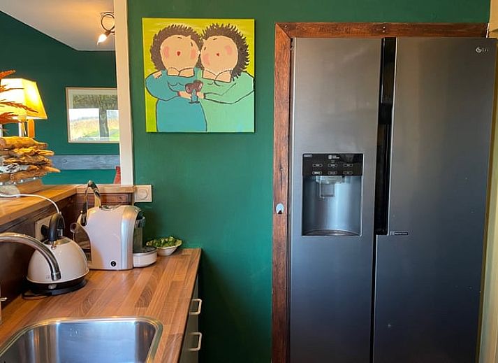 Gemuetlicher Innenbereich des Ferienhauses Cottage in Brandwijk, mit bequemem Sofa und stimmungsvoller Beleuchtung.