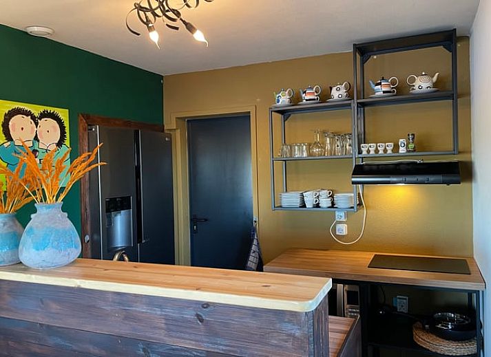 Gemuetlicher Innenbereich des Ferienhauses Cottage in Brandwijk, mit bequemem Sofa und stimmungsvoller Beleuchtung.