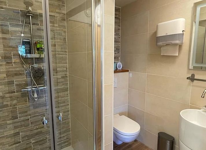 Gemuetlicher Innenbereich des Ferienhauses Cottage in Brandwijk, mit bequemem Sofa und stimmungsvoller Beleuchtung.