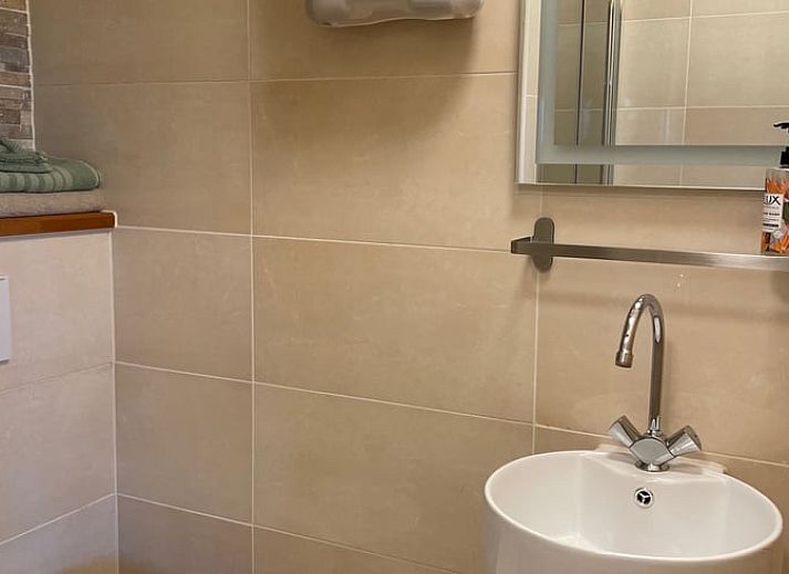 Essecke im Cottage in Brandwijk, Brandwijk, mit schoenem Blick auf den Fluss und die Natur.