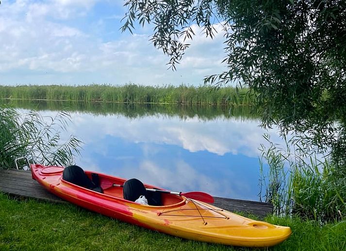 Essecke im Cottage in Brandwijk, Brandwijk, mit schoenem Blick auf den Fluss und die Natur.