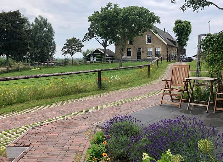 Essecke im Cottage in Brandwijk, Brandwijk, mit schoenem Blick auf den Fluss und die Natur.