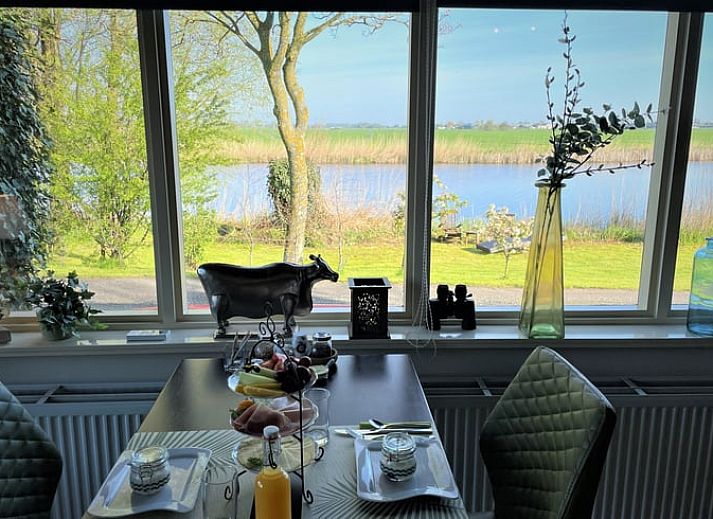 Essecke im Cottage in Brandwijk, Brandwijk, mit schoenem Blick auf den Fluss und die Natur.
