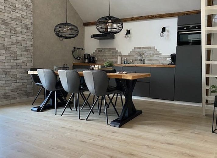 Charming vacation home in Streefkerk, Alblasserwaard, with green garden and traditional well.