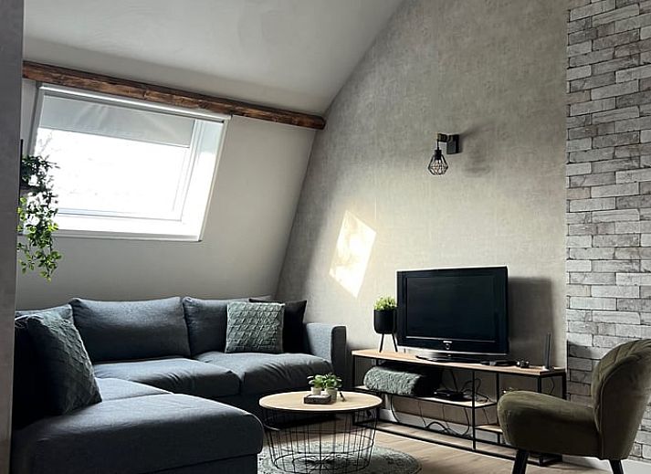 Charming vacation home in Streefkerk, Alblasserwaard, with green garden and traditional well.