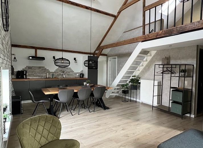 Charming vacation home in Streefkerk, Alblasserwaard, with green garden and traditional well.