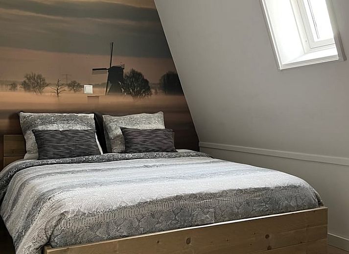 Charming vacation home in Streefkerk, Alblasserwaard, with green garden and traditional well.