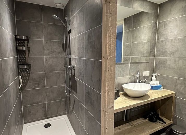 Modern kitchen in vacation home Streefkerk, South Holland, with spacious dining table and stylish furnishings.