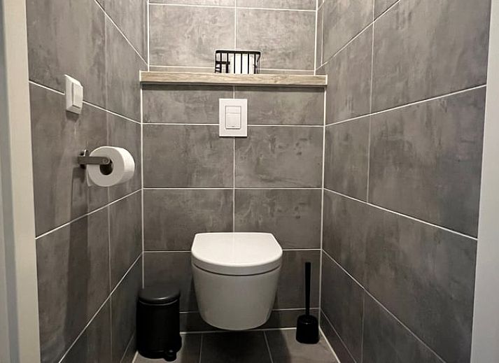 Modern kitchen in vacation home Streefkerk, South Holland, with spacious dining table and stylish furnishings.