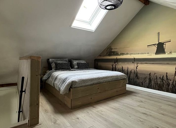 Modern kitchen in vacation home Streefkerk, South Holland, with spacious dining table and stylish furnishings.