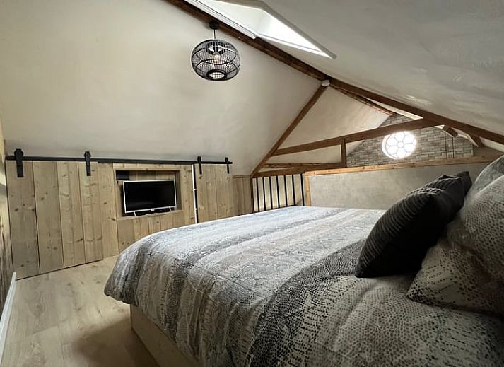 Modern kitchen in vacation home Streefkerk, South Holland, with spacious dining table and stylish furnishings.