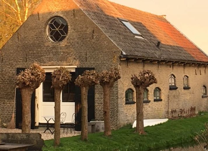 Charmant vakantiehuis Huisje in Stolwijk in Alblasserwaard met historische gevel en landelijke omgeving.