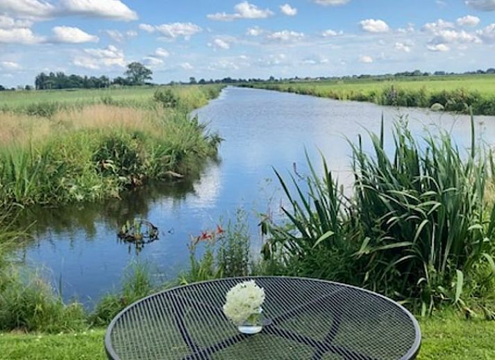 Gezellige slaapkamer in Huisje in Stolwijk, Zuid-Holland, met comfortabel bed en rustieke uitstraling.