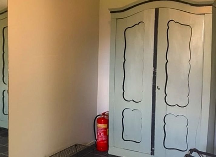 Gezellige slaapkamer in Huisje in Stolwijk, Zuid-Holland, met comfortabel bed en rustieke uitstraling.