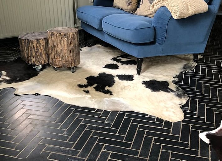 Eetruimte in Vakantiehuis in Stolwijk met elegant gedekte tafel, Alblasserwaard, Zuid-Holland.