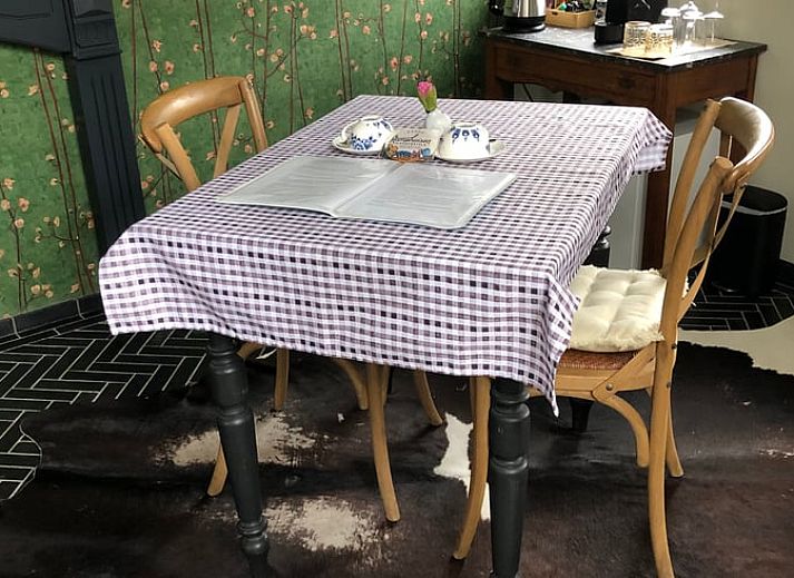 Luxe badkamer in Vakantiehuis in Stolwijk met vrijstaand bad en handdoeken, Alblasserwaard, Zuid-Holland.