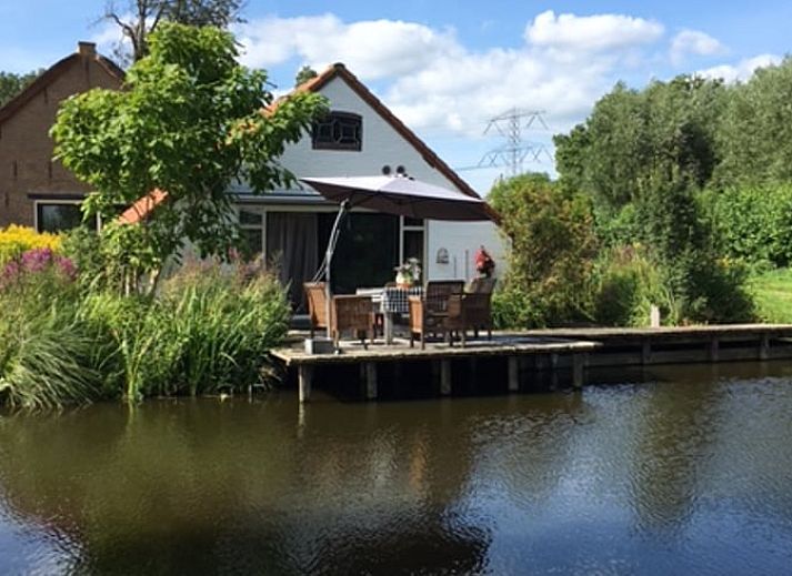 Relax by the water at Huisje in Stolwijk, vacation home in Alblasserwaard, South Holland.