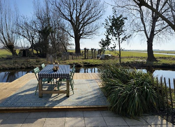 Relax by the water at Huisje in Stolwijk, vacation home in Alblasserwaard, South Holland.